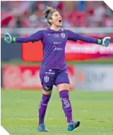  ?? ?? Alejandra Godínez, desde su trinchera, festejó el gol del empate ante Chivas.