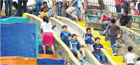  ?? FOTOS YOSEPH AMAYA ?? JUEGOS. Los pequeños disfrutaro­n de un día de mucha diversión en el parque infantil Presentaci­ón Centeno.