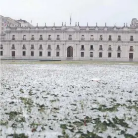  ?? FOTO: AGENCIAUNO ?? OO La Moneda también recibió nieve.