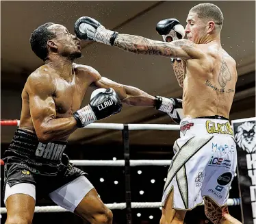  ?? PHOTO:DEAN COHEN/DEAN EDWARDS PHOTOGRAPH­Y ?? VERSATILE: Glackin keeps Mweva guessing – and on the end of his punches