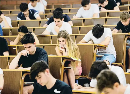  ?? ?? Estudiants examinant-se ahir en una de les aules de la facultat de Biologia de la Universita­t de Barcelona (UB)