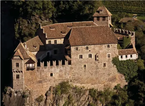  ?? Foto: Eggental Tourismus ?? Malerisch thront die Burg Runkelstei­n hoch über Bozen.