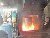  ?? SAFETY MANAGEMENT SERVICES CO. AUDIT ?? Flames wrap around a drum in a burner in September 2013 at Drumco in Arkadelphi­a, Ark. The photo was taken to illustrate a violation of OSHA’s confined space regulation­s. Concerns also have been raised about the Arkansas plant’s emissions.