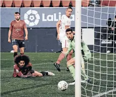  ?? /EFE. ?? El portero del Osasuna, Sergio Herrera, observa cómo el balón se cuela en su arco tras el desvío de Luuk de Jong.