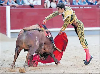  ?? Foto: efe ?? • Soberbia estocada de Miguel Ángel Perera al toro Pijotero, de Fuente Ymbro.