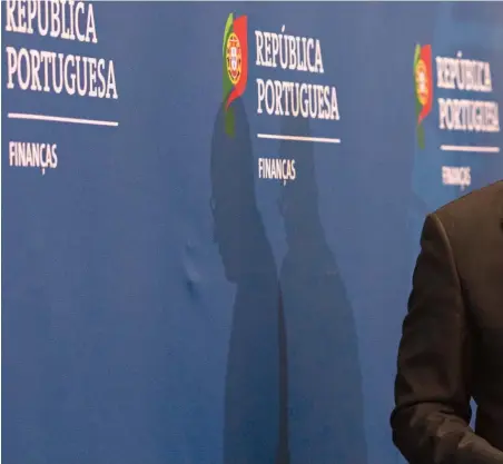  ??  ?? João Leão, ministro das Finanças, viu-se forçado a reconhecer em conferênci­a de imprensa que o Novo Banco terá im