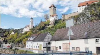  ?? SZ- FOTO: EFINGER ?? Idyllische Landschaft: Die Felsen geben der Gemeinde Rechtenste­in ihr markantes Bild.