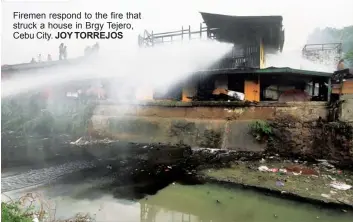  ?? JOY TORREJOS ?? Firemen respond to the fire that struck a house in Brgy Tejero, Cebu City.