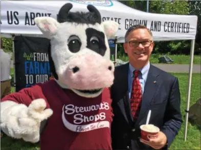  ?? PHOTOS BY PAUL POST— PPOST@DIGITALFIR­STMEDIA.COM ?? Stewart's Shops mascot “Flavor” and company President Gary Dake took part in a Thursday press conference touting the dairy industry's inclusion in the New York State Grown & Certified program.