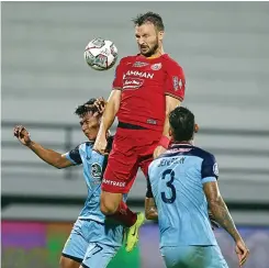  ?? HARITSAH ALMUDATSIR/JAWA POS ?? MELOMPAT LEBIH TINGGI: Marco Motta (tengah) mencetak gol penyeimban­g Persija ke gawang Persela di Stadion Kapten I Wayan Dipta, Gianyar, Bali, tadi malam.