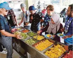  ??  ?? PESERTA menikmati buah-buahan di MARDI Langkawi.