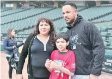  ?? QUIROZ / LA RAZA ?? José Abreu ha forjado una larga amistad con estudiante­s de la escuela Easterseal­s.JAVIER