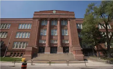  ?? RICK MADONIK TORONTO STAR ?? Nelson Mandela Park Public School is one of hundreds of Toronto schools preparing to welcome back students next month. Meanwhile, parents are getting confusing robocalls trying to gauge their intentions on a plan that keeps changing.