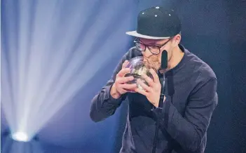  ?? FOTO: DPA ?? Mark Forster freute sich gestern Abend in der Jahrhunder­thalle in Bochum sehr über die 1Live-Krone in der Kategorie Bester Künstler und durfte gleich noch einen Preis mit nach Hause nehmen – den für die beste Single.