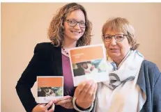  ?? RP-FOTO: ACHIM BLAZY ?? Hedwig Bussmann und Julia Schaffeld (links) sind stolz aufs neue Programmhe­ft der katholisch­en Familienbi­ldungsstät­te Ratingen.