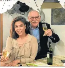  ??  ?? Juanjo Cardenal y su esposa en la Feria de Abril en casa en 2020.