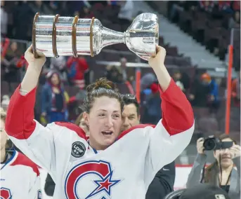  ??  ?? Kim Deschênes, de Saint-Quentin, a soulevé la coupe Clarkson après la victoire des Canadienne­s de Montréal en finale de la Ligue canadienne de hockey féminin. - Archives