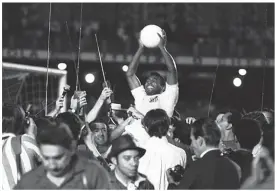  ??  ?? “A VOZ” E O “REI” Frank Sinatra, no Maracanã, em 1980, e Pelé ao marcar o seu milésimo gol, contra o Vasco, em 1969, no mesmo estádio: palco de grandiosos acontecime­ntos históricos