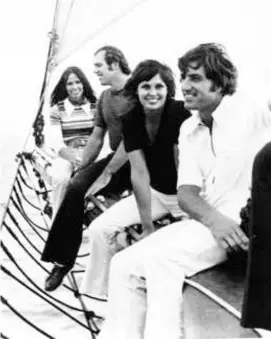  ?? MARTY LEDERHANDL­ER/ASSOCIATED PRESS ?? Mr. Peterson (front) and Mike Kekich sat on a schooner’s bowsprit with their wives, Marilyn Peterson (left) and Susanne Kekich, in 1972 on Long Island Sound in New York.