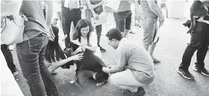  ??  ?? NGURANGKA RISIKO RABIES: Pegawai JPVS benung nuchukka vaksin anti rabies ba siku ukui, kemari.