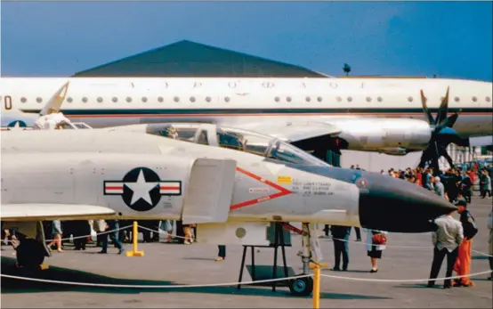  ??  ?? En 1961, McDonnell exposait son futur champion, un appareil du Naval Air Test Center, au Salon du Bourget.