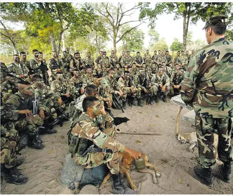  ??  ?? Ausbildner der US-Streitkräf­te trainieren Einheiten der kolumbiani­schen Armee: Washington liefert auch schon über Jahrzehnte großzügig Waffen