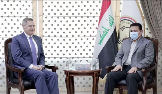  ??  ?? مستشار الأمن القومي العراقي قاسم الاعرجي خلال اجتماعه أمس مع السفير الأمريكي في العراق ماثيو تولر