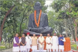  ?? PTI ?? Prime Minister Narendra Modi, Bihar chief minister Nitish Kumar and other dignitarie­s near the statue of Mahatma Gandhi at Motihari in Bihar on Tuesday.
