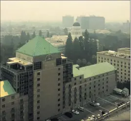  ?? Richard Costigan III ?? Smoke from wildfires fills the sky Monday over Sacramento, Calif. The Associated Press