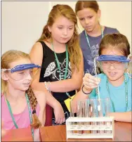  ?? Janelle Jessen/Herald-Leader ?? Students tested samples of various foods such as 1 percent milk, buttermilk, soy milk and sandwich meat to determine their protein content on Wednesday.