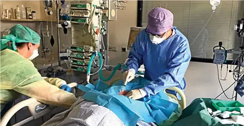  ?? FOTO: DIANA JONEITIS / KLINIKUM EISENACH ?? Eine Schwester und ein Arzt auf der Intensivst­ation des Klinikums legen dem Patienten einen zentralven­ösen Zugang.