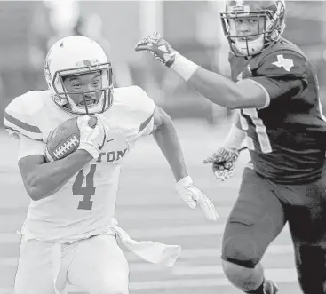  ?? Edward A. Ornelas / San Antonio Express-News ?? The Cougars’ D’Eriq King scored on this 48-yard pass play in the first quarter and a 99-yard kickoff return to start the second half.