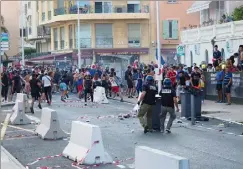  ??  ?? Le  juillet dernier, après la victoire des Bleus lors de la coupe du monde, des tirs de galets, de bouteilles et de chaises fusent en direction des policiers présents pour assurer la sécurité.