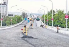  ??  ?? Entre los trabajos de mitigación por las obras de la Autopista Urbana Sur está el reencarpet­amiento de Viaducto Tlalpan.