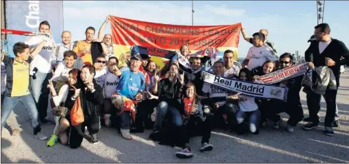  ??  ?? MEZCLADOS. Aficionado­s de Real Madrid y Atlético posan juntos en el centro de Lisboa en la final de Champions.