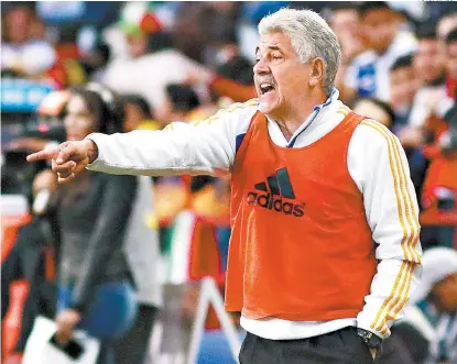  ??  ?? Ricardo Ferretti da indicacion­es en un partido con Tigres