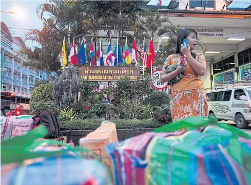  ?? PATIPAT JANTHONG ?? A vendor stands in front of the Mae Sot-Myawaddy checkpoint in Tak province.