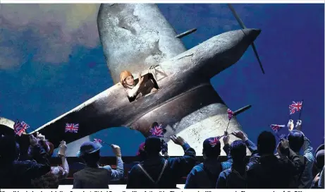  ??  ?? Visuell beeindruck­end: Julian Crouch stellt bei Purcells „King Arthur“im Theater an der Wien sogar ein Flugzeugwr­ack auf die Bühne