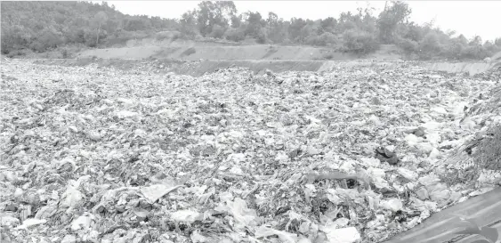  ?? FILE PHOTO ?? Residents of Toledo City, midwest Cebu complain about the foul smell emanating from the sanitary landfill in Barangay Putingbato. The FREEMAN