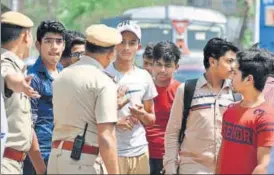  ?? RAJ K RAJ/HT PHOTO ?? Delhi Police officers clear protesting students near the CBSE’S office in east Delhi’s Preet Vihar on Saturday.