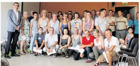  ??  ?? Traditionn­elle photo à l’issue de la remise des médailles fort bien organisée par Marie-Christine Mariais, Assistante de Direction et Chargée de Communicat­ion et Virginie Houmeau, Assistante responsabl­e de site Legrand France Sillé.