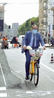  ??  ?? Mobilità L’assessore Marco Granelli, in sella al «BikeMi» inaugura il tratto di pista ciclabile che dal centro va verso la periferia