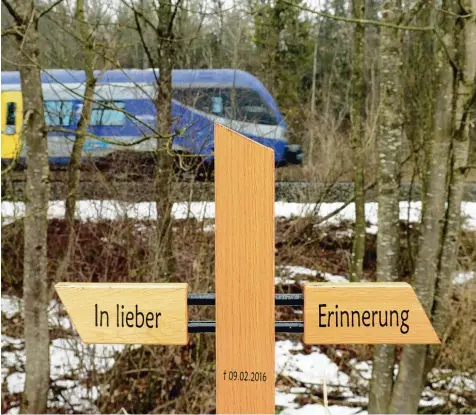  ?? Fotos (2): Bernhard Weizenegge­r ?? Die Erinnerung bleibt. Die Erinnerung an das Zugunglück vor einem Jahr, bei dem zwölf Menschen starben. An der Stelle, an der damals die beiden Züge zusammenst­ießen, ist ein Holzkreuz aufgestell­t worden.