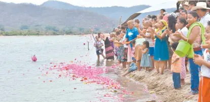  ??  ?? Pobladores de Oaxaca se oponen a la explotació­n indiscrimi­nada de los recursos naturales del río Verde.