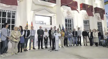  ?? MORENO ?? El alcalde se dirige a los asistentes a la inauguraci­ón de la remodelaci­ón de la Plaza de España de Cabra.