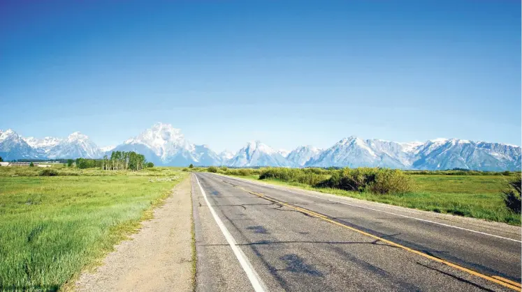  ?? FOTO: THINKSTOCK/JUPITERIMA­GES ?? Noch fahren Unternehme­n auf einer bildlich gesprochen flachen Straße, was das Zinsniveau angeht. Doch das könnte wieder steigen, wenn auch nicht so extrem wie diese Berge in Wyoming.