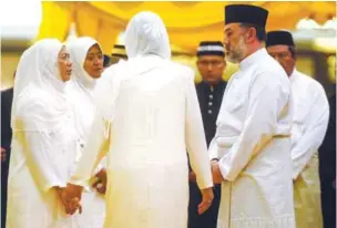  ??  ?? The Yang di-Pertuan Agong Sultan Muhammad V at Sultan Abdul Halim’s funeral to pay his last respects.