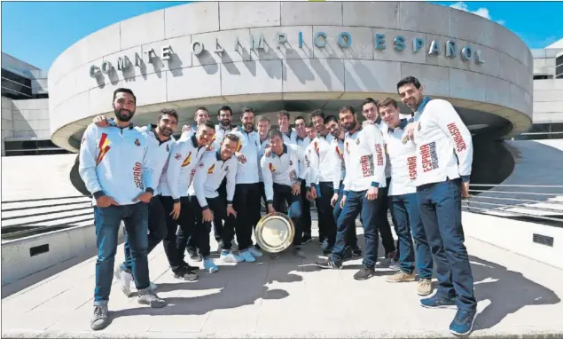  ??  ?? ENSALADERA DE LUJO. Los internacio­nales de la Selección posan en el COE con el trofeo conquistad­o en el pasado Campeonato de Europa de balonmano celebrado en Croacia.