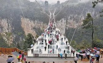  ?? EFE/Rolex Dela Pena ?? ZHANGJIAJI­E (CHINA), 20/10/2016.- Centenares de turistas visitan el puente de Zhangjiaji­e en el parque natural del mismo nombre en la provincia de Hunan, China/