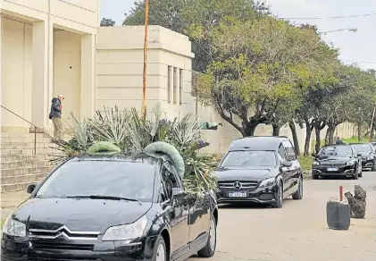  ?? MAXI FAILLA ?? Largo cortejo. El momento de su llegada, ayer, al cementerio israelita. Había partido de Belgrano.